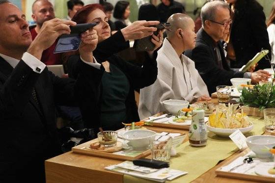 외국인 사로잡는 한식   (서울=연합뉴스) 강민지 기자 = 22일 서울 중구 한국관광공사 서울센터 한식문화관에서 '우리맛 에센스 콩발효에서 글로벌 채식 푸드 트렌드의 솔루션을 찾다'를 주제로 열린 주한 외국인 초청 특강에서 외국인 참석자들이 메뉴를 촬영하고 있다. 2019.1.22   mjkang@yna.co.kr (끝) <저작권자(c) 연합뉴스, 무단 전재-재배포 금지>