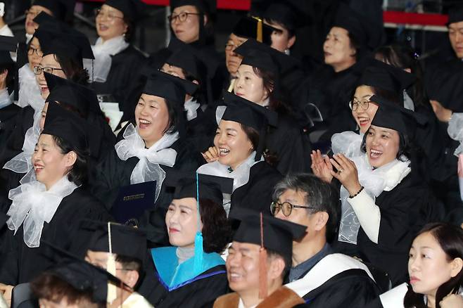 20일 오후 서울 송파구 올림픽홀에서 열린 2018학년도 방송통신대학교 학위수여식에서 졸업생들이 환하게 웃고 있다. [뉴스1]
