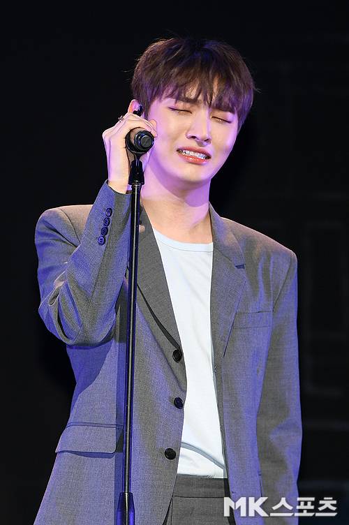 윤지성, 슬픈 노래