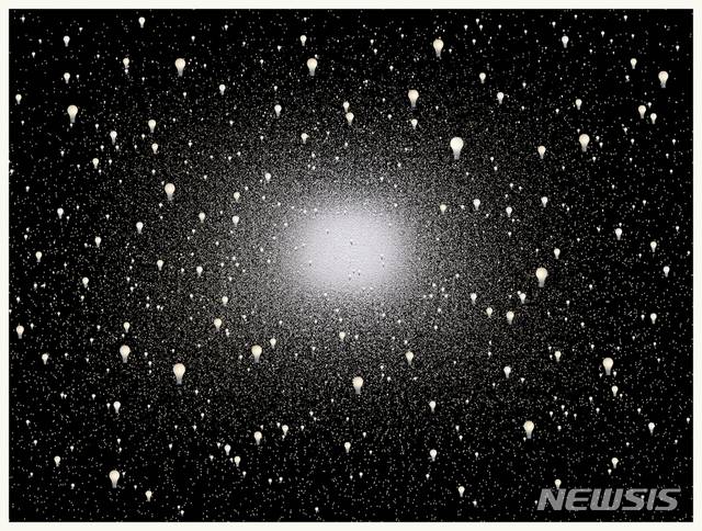 【서울=뉴시스】 박현주 미술전문기자 = 우주처럼 보이는 이 사진은 비효율적인 전기 사용으로 매 분마다 미국에서 낭비되는 전기의 킬로와트 수와 동일한 320,000개의 백열전구로 만든 이미지다. 백열전구들(Light Bulbs), 100x133cm, Archival Pigment Print_PLEXIGLAS. XT (UV100), 2008 © Chris Jordan