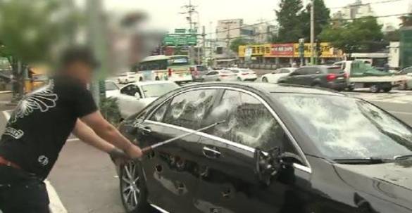 지난 2015년 9월 11일 광주 서구 벤츠 판매점 앞에서 A씨가 차량 결함을 항의하다 자신의 벤츠 차량을 골프채로 부수고 있다. /유튜브 캡처