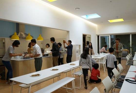 서울 도봉산 인근의 은혜공동체 협동조합주택에는 4부족 14가구 47명이 산다. 거실 주방 등을 공유하며 새로운 주택문화를 실험한다. [사진 은혜공동체]