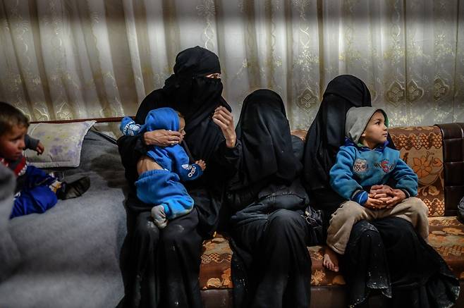 이슬람국가(IS) 근거지를 탈출해 시리아 북부의 한 난민수용소에서 생활하고 있는 여성들. /AFPBBNews=뉴스1