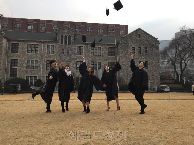 지난 20일 열린 전기졸업식에서 사진을 찍고 있는 졸업생들의 모습. [성기윤 기자/skysung@heraldcorp.com]