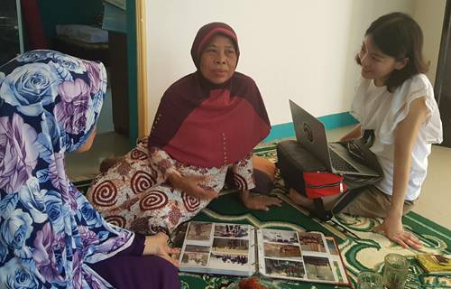 지난달 13일 인도네시아 보고르에서 석면 피해자 아툰(가운데)씨가 석면 공장에서 일했던 경험을 들려주고 있다.