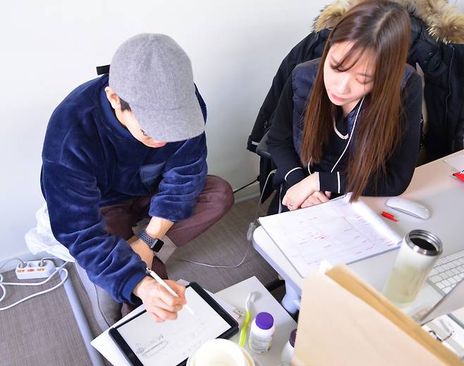 D 업체 정기 서비스를 대비한 회의는 산발적으로 계속 이어졌다