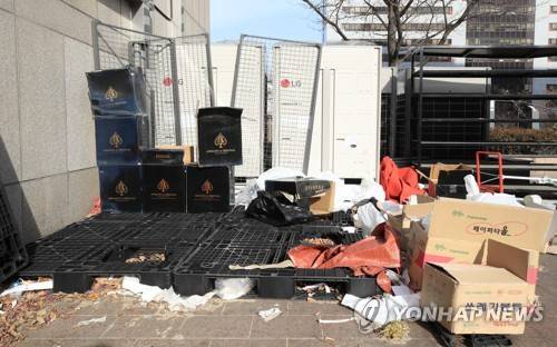 '폭행·마약 의혹' 버닝썬 영업 중단.. 술 포장상자만 덩그러니 (서울=연합뉴스) 한종찬 기자 = 폭행사건에 이어 고객에게 마약을 판매했다는 의혹까지 불거져 경찰 수사를 받는 서울 강남 클럽 '버닝썬'이 영업을 중단했다. 사진은 18일 오전 서울 강남구 간판이 사라진 버닝썬 입구 앞 모습. 2019.2.18 saba@yna.co.kr