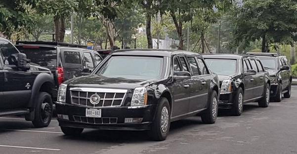2차 미·북 정상회담을 앞둔 23일 베트남 하노이 JW메리어트호텔에서 트럼프 미국 대통령의 전용차인 캐딜락 원이 주차돼 있다./연합뉴스