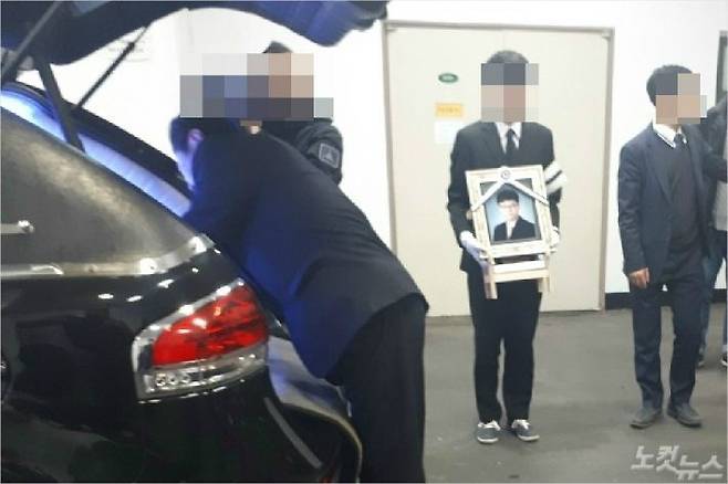 지난 22일, 횡단보도를 건너다 음주운전 차량에 치여 숨진 차태현(18) 군의 시신이 운구차에 실리고 있다. (사진=고형석 기자)