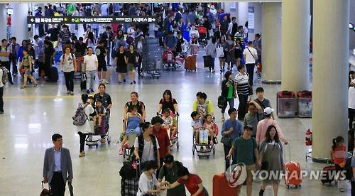 제주공항 국내선 도착 대합실 모습 (제주=연합뉴스) 북적이는 제주공항 국내선 도착 대합실의 모습 [연합뉴스 자료사진]