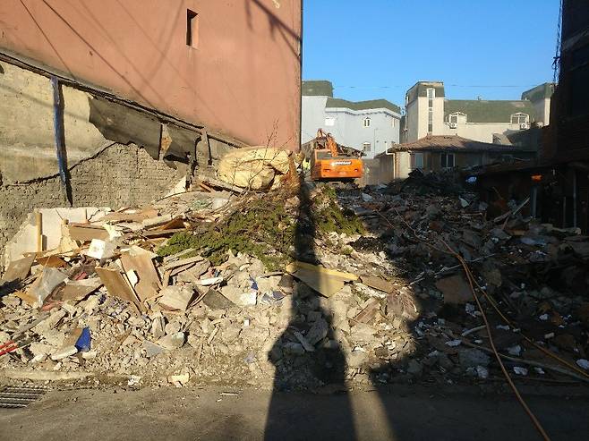 지난 16일부터 인천 미추홀구 숭의동 집창촌 옐로하우스에서 철거작업이 계속되고 있다. [사진 옐로하우스 이주대책위원회 제공]