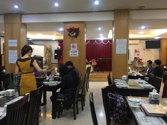 지난 23일 베트남 하노이의 북한식당 '평양관' 내부 모습. 북한 여종업원은 한국 손님들과 스스럼없이 대화를 나눴다. 식당 앞 쪽에 공연 무대도 보인다. [사진 백민정 기자]