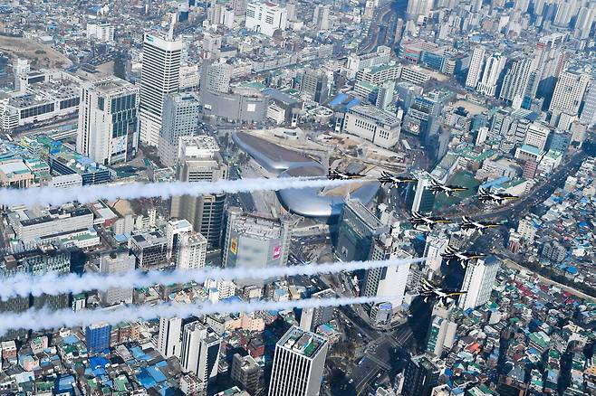 공군 특수비행팀 블랙이글스가 25일 오전 서울 도심 상공을 비행하고 있다. [사진 공군]
