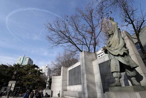 공군의 특수비행팀 '블랙이글스'가 25일 오후 서울 탑골공원 상공에 태극문양을 수놓고 있다.   공군은 "이번 비행은 내달 1일 광화문에서 열리는 3·1절 행사와 관련한 사전 연습"이라고 밝혔다. [연합뉴스]