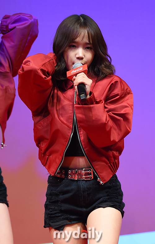 ▲  위키미키 최유정 '살짝 삐져나온 아기 뱃살'