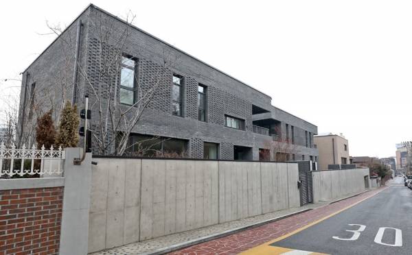 이해욱 대림산업 회장 소유 서울 강남구 삼성동 자택. 2017년 7월 지어진 이 주택은 지하 3층, 지상 2층 구조(2617.37㎡, 792평)로 이뤄졌다. 단지 내 집들과는 완전히 다른 형태다. 8m 높이로 주변의 다른 집들에 비해 2배 높고, 콘크리트 담장으로 주변이 둘러져 있다. ⓒ 시사저널 고성준