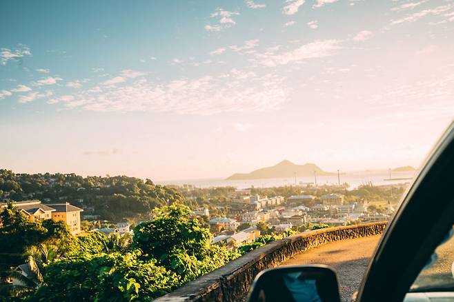 햇살에 촉촉이 젖은 마헤 시내로 향하는 차안