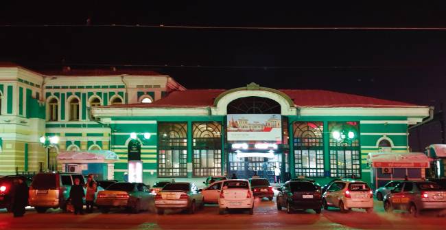 이르쿠츠크역사 앞에 바이칼호수로 가려는 관광객을 태우고자 택시들이 장사진을 이루고 있다.