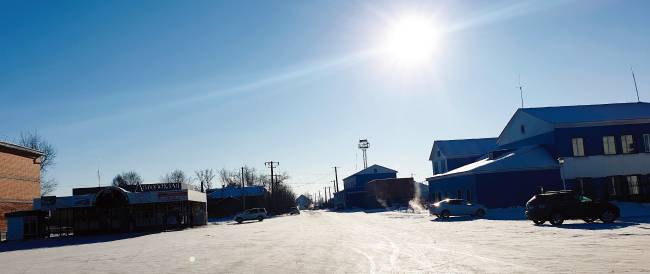 찌마역 앞 도로. 눈 덮인 텅 빈 도로를 비추는 햇살마저 차갑게 느껴진다.