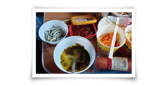 시베리아횡단열차 안에서는 즉석밥과 즉석국, 라면, 고추장으로 훌륭한 한 끼 식사를 해결할 수 있다.