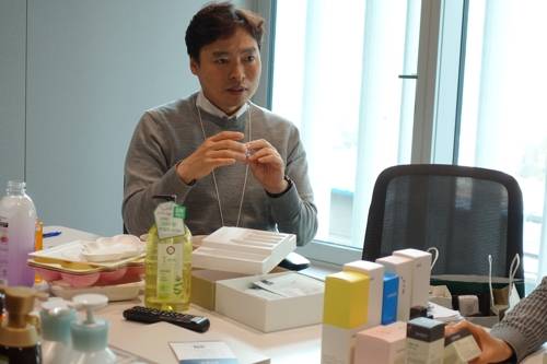 21일 서울 용산 아모레퍼시픽 세계 본사에서 만난 유민호 포장재연구팀장이 친환경 포장재에 대해 설명 설명하고 있다. [아모레퍼시픽 제공]