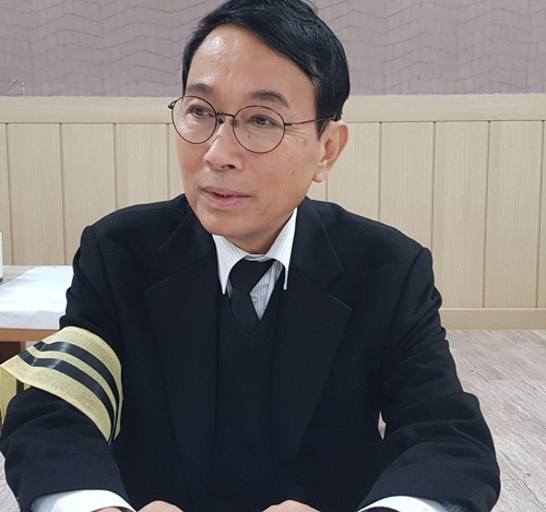 심경 밝히는 김원봉 조카 (밀양=연합뉴스) 정학구 기자 = 약산 김원봉의 11남매 가운데 막내이자 유일한 혈육이었던 김학봉 여사가 24일 별세하자 미국에 거주해온 차남 김태영(62) 씨가 25일 오후 귀국, 밀양시내 모친 빈소를 지키고 있다. 김 씨는 빈소에서 기자들과 만나 외삼촌인 약산 김원봉 기념사업회 준비 상황을 설명했다. 2019.2.25.    b940512@yna.co.kr