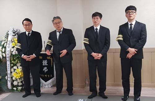 김원봉 여동생 빈소 (밀양=연합뉴스) 정학구 기자 = 약산 김원봉의 11남매 가운데 막내이자 유일한 혈육이었던 김학봉 여사가 24일 별세하자 미국에 거주해온 차남 김태영(62·맨 왼쪽) 씨가 25일 오후 귀국, 밀양시내 모친 빈소를 지키고 있다.2019.2.25.    b940512@yna.co.kr