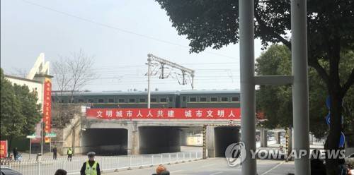 中창사역으로 들어가는 北특별열차 (챵샤=연합뉴스) 김윤구 특파원 = 김정은 북한 국무위원장이 탄 특별열차가 중국을 북동에서 남서 방향으로 종단하는 가운데 25일 특별열차가 후난(湖南) 성 창사(長沙)역에 정차했다. 사진은 창사역으로 진입하는 특별열차의 모습.2019.2.25 ykim@yna.co.kr