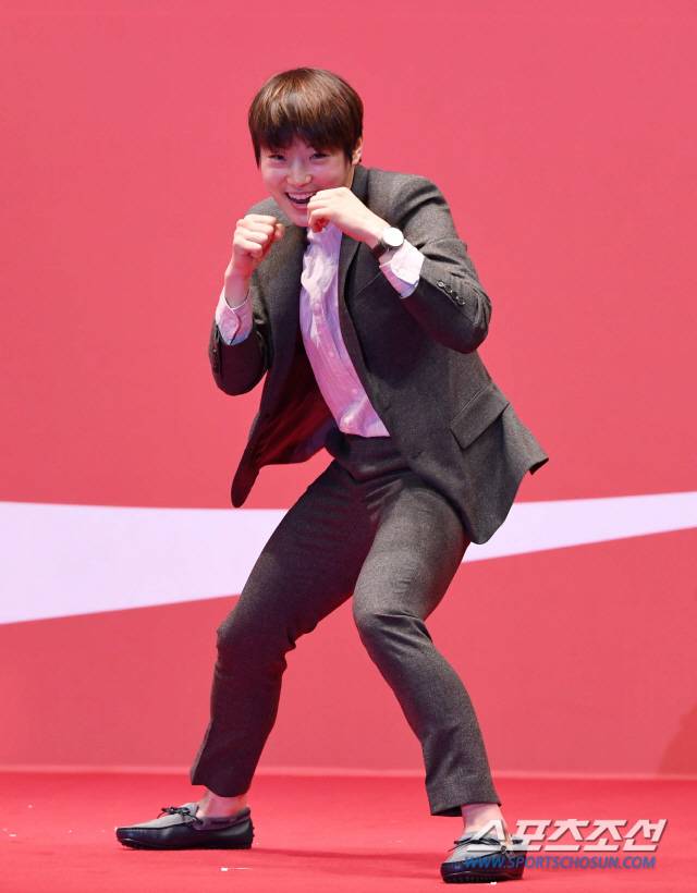 스포츠조선 제정 제24회 코카콜라 체육대상 시상식이 25일 서울  웨스틴조선호텔 그랜드볼룸에서 열렸다. 우수 선수상을 수상한 복싱 오연지가 복싱 세리머니를 펼치고 있다. 코카콜라 체육대상은 전년도 활약을 토대로, 최우수선수상(MVP), 남녀우수선수상, 우수장애인선수상, 우수단체상, 남녀신인상, 우수지도자상, 특별상을 부문별로 선정, 시상한다. 최우수선수상 수상자에게는 트로피와 상금 1000만원이 주어진다.  소공동= 김경민 기자 kyungmin@sportschosun.com /2019.02.25/