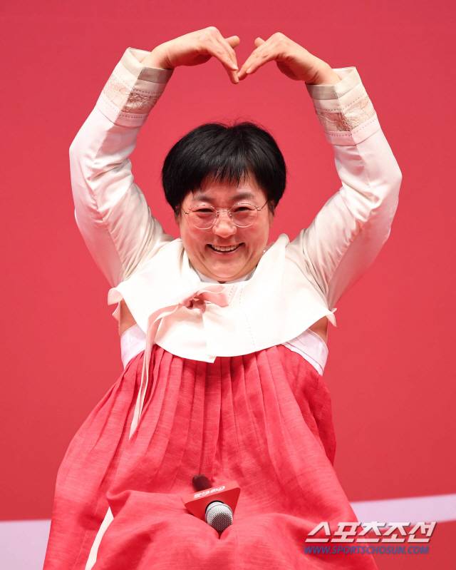 스포츠조선 제정 제24회 코카콜라 체육대상 시상식이 25일 서울  웨스틴조선호텔 그랜드볼룸에서 열렸다. 핸드사이클 이도연 선수가 우수선수상을 수상하고 세리머니를 펼치고 있다. 코카콜라 체육대상은 전년도 활약을 토대로, 최우수선수상(MVP), 남녀우수선수상, 우수장애인선수상, 우수단체상, 남녀신인상, 우수지도자상, 특별상을 부문별로 선정, 시상한다. 최우수선수상 수상자에게는 트로피와 상금 1000만원이 주어진다.  소공동= 김경민 기자 kyungmin@sportschosun.com /2019.02.25/