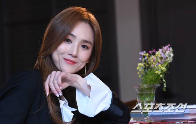 최근 종영한 SBS 드라마 '황후의 품격'에서 열연한 배우 이희진이 26일 강남의 한 카페에서 스포츠조선과의 인터뷰에 응하고 있다. '황후의 품격'은 어느 날 갑자기 신데렐라가 돼 황제에게 시집온 명랑 발랄 뮤지컬 배우가 궁의 절대 권력과 맞서 싸우다가 대왕대비 살인사건을 계기로 황실을 무너뜨리고 진정한 사랑과 행복을 찾는 이야기를 다룬 드라마다. 극중 이희진은 철딱서니 없는 캐릭터의'소진공주' 역을 맡았다.  논현동= =최문영 기자  deer@sportschosun.com /2019.02.26/