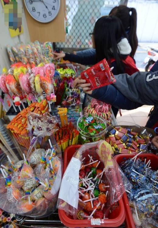 ▲ 불량식품 단속. / 사진=뉴스1