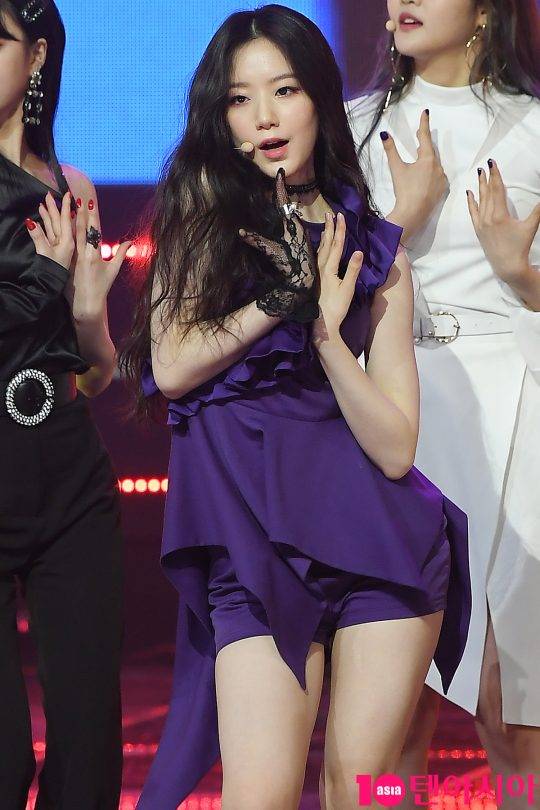 그룹 여자아이들 슈화가 27일 오후 경기도 고양시 일산 MBC 드림센터에서 열린 MBC뮤직 ’쇼챔피언’에 참석해 멋진 무대를 펼치고 있다.