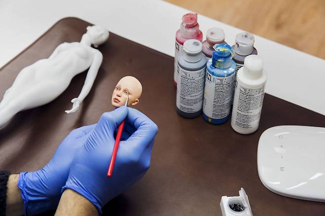 김태기 작가가 인형 작업을 하고 있다. 사진 윤동길(스튜디오 어댑터 실장)