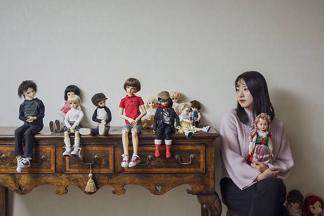 ‘토이필북스’ 대표이자 인형 수집가인 이스안씨. 사진 윤동길(스튜디오 어댑터 실장)
