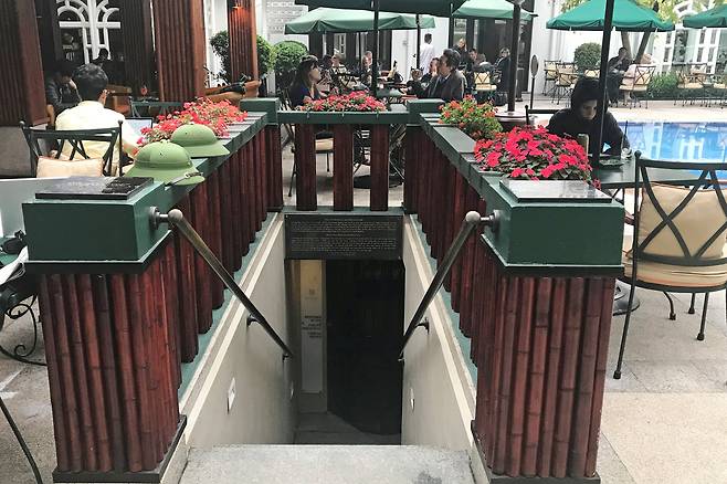 호텔 안쪽에 위치한 수영장 옆에 위치한 벙커 입구. [로이터=연합뉴스]