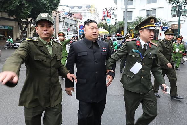 27일 오전 베트남 하노이 소피텔 레전드 메트로폴 호텔 앞에서 김정은 북한 국무위원장 행세를 하던 태국인 우텐이 공안에 체포돼 연행되고 있다. [뉴스1]