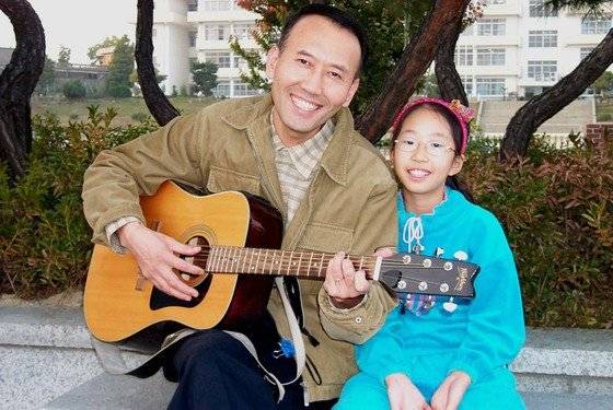 호서대 이기영 교수와 딸 인아 양. 2001년 음반을 낸 뒤 함께 노래하던 시절의 모습이다. [중앙포토]