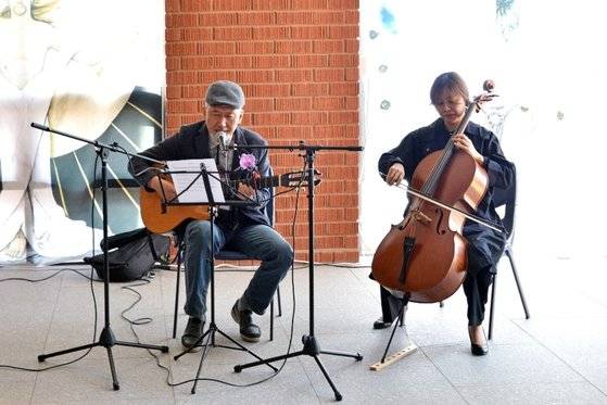 이기영 교수(왼쪽)가 '광야'를 노래하는 모습. [사진 이기영 교수 제공]