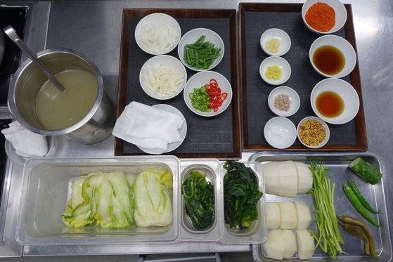 꿩김치에 들어가는 재료와 양념을 한자리에 모았다.