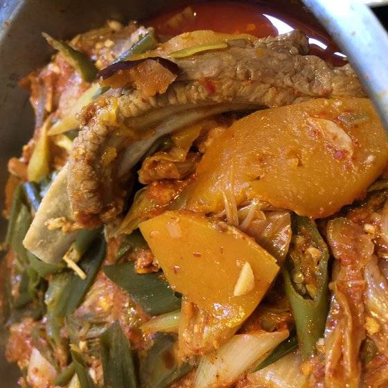 잘 익은 호박지에 돼지 등갈비를 넣고 끓인 호박지찌개. 김치의 일종이지만 호박이 들어가고, 찌개로 끓여서 먹는다는 점이 닮아 호박지와 게국지는 뿌리가 같은 음식으로 보인다. [사진=엄지아 개성찬방 대표]