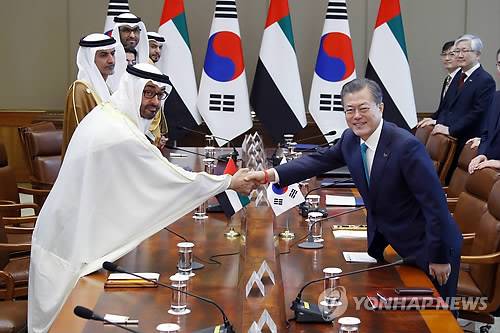 악수하는 한-UAE 정상 (서울=연합뉴스) 배재만 기자 = 문재인 대통령과 모하메드 빈 자이드 알-나흐얀 아랍에미리트(UAE) 왕세제 겸 통합군 부총사령관이 27일 오전 청와대 집현실에서 열린 정상회담에서 악수하고 있다. 2019.2.27 scoop@yna.co.kr