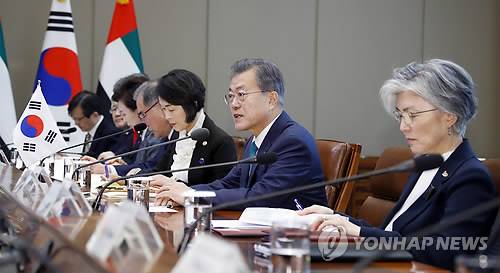 한-UAE 정상회담 (서울=연합뉴스) 배재만 기자 = 문재인 대통령과 모하메드 빈 자이드 알-나흐얀 아랍에미리트(UAE) 왕세제 겸 통합군 부총사령관이 27일 오전 청와대 집현실에서 정상회담을 열고 있다. 2019.2.27 scoop@yna.co.kr