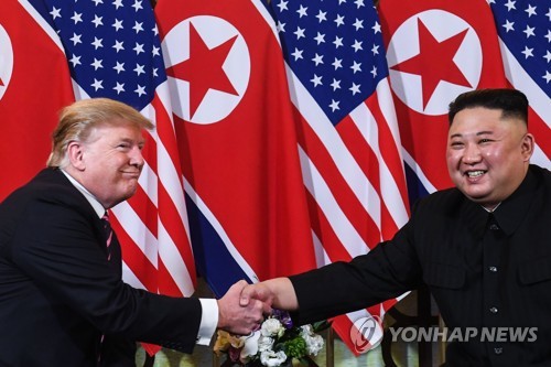 VIETNAM-US-NKOREA-DIPLOMACY-SUMMIT US President Donald Trump (L) shakes hands with North Korea's leader Kim Jong Un following a meeting at the Sofitel Legend Metropole hotel in Hanoi on February 27, 2019. (Photo by SAUL LOEB / AFP)
