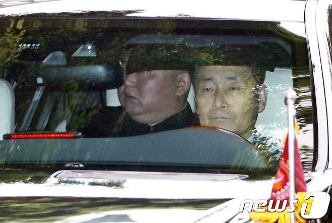 김정은 북한 국무위원장이 28일(현지시간) 도널드 트럼프 미국 대통령과의 2차 북미 정상회담이 결렬된 뒤 하노이 소피텔 레전드 메트로폴 호텔을 떠나고 있다. © AFP=뉴스1 © News1 우동명 기자