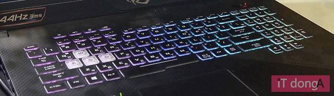 오라 싱크 규격을 지원하는 RGB 키보드