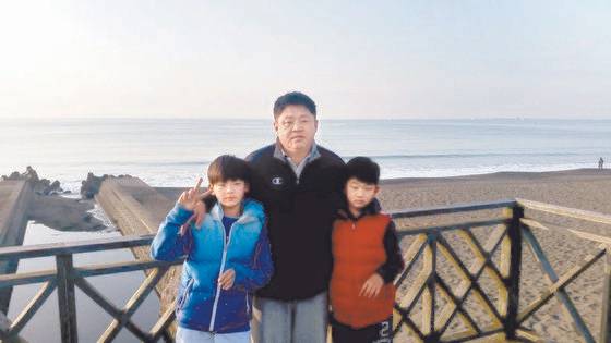 강동희 전 감독(가운데)과 두 아들. 강성욱(왼쪽)과 민수 모두 호계중 농구 선수다. [사진 강성욱]