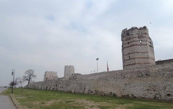 콘스탄티노플의 서쪽 방어선을 맡았던 ‘테오도시우스 성벽’의 모습. 오스만 제국 전까지 유럽대륙을 유린했던 어떤 이민족도 이 성벽을 넘지 못했다. / 사진:유민호