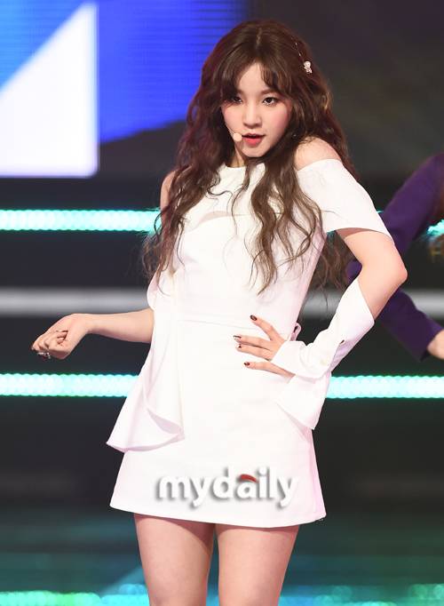 ▲ (여자)아이들 우기 '다 찢어진 팔뚝'