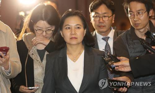 한미FTA 2차 개정협상 첫날 마친 유명희 (서울=연합뉴스) 하사헌 기자 = 산업통상자원부 유명희 통상교섭실장이 한미 자유무역협정(FTA) 개정을 위한 2차 협상 첫날 일정을 마치고 31일 오후 서울 소공동 롯데호텔 협상장을 나서고 있다. 2018.1.31